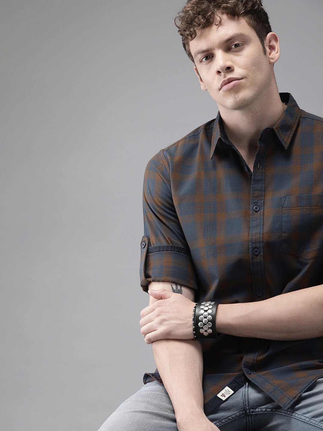 

Roadster Men Grey & Brown Regular Fit Checked Sustainable Casual Shirt