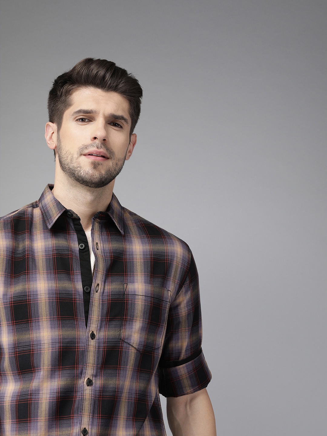 

Roadster Men Black & Beige Regular Fit Checked Casual Shirt