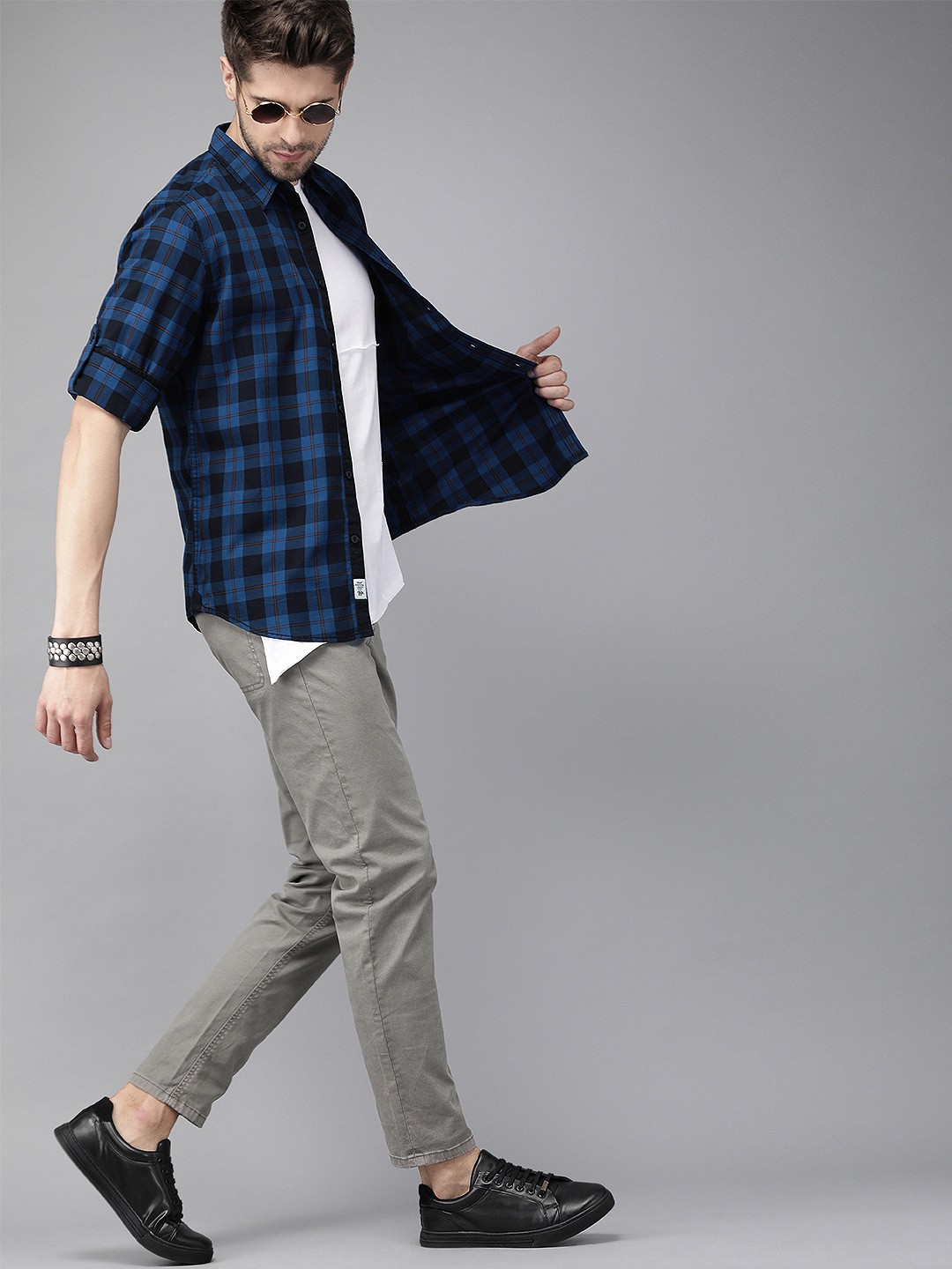 

Roadster Men Blue & Black Regular Fit Checked Casual Shirt