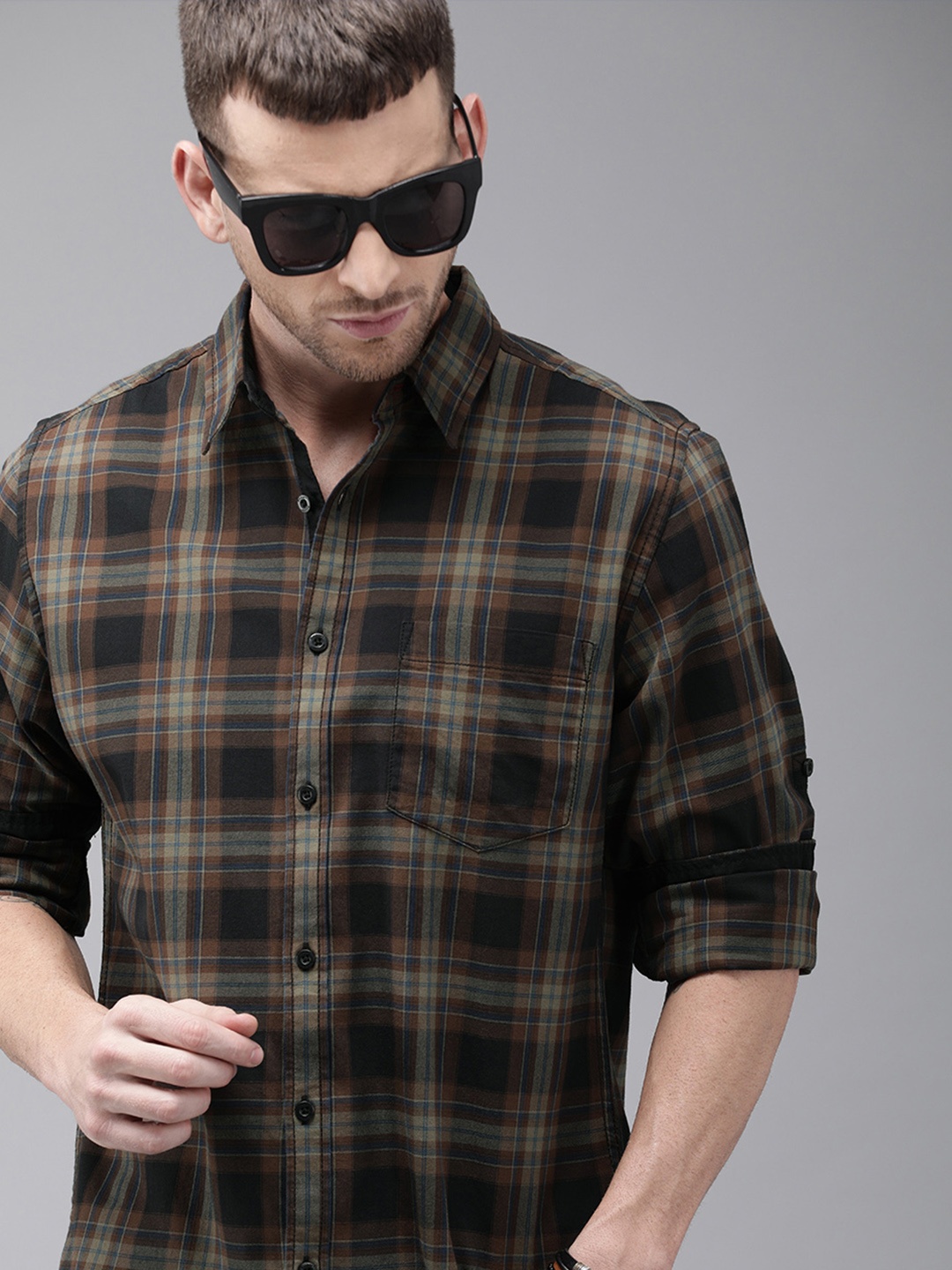 

Roadster Men Brown & Black Regular Fit Checked Casual Shirt