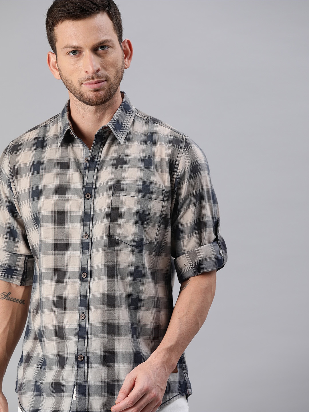 

Roadster Men Black & Beige Regular Fit Checked Casual Shirt