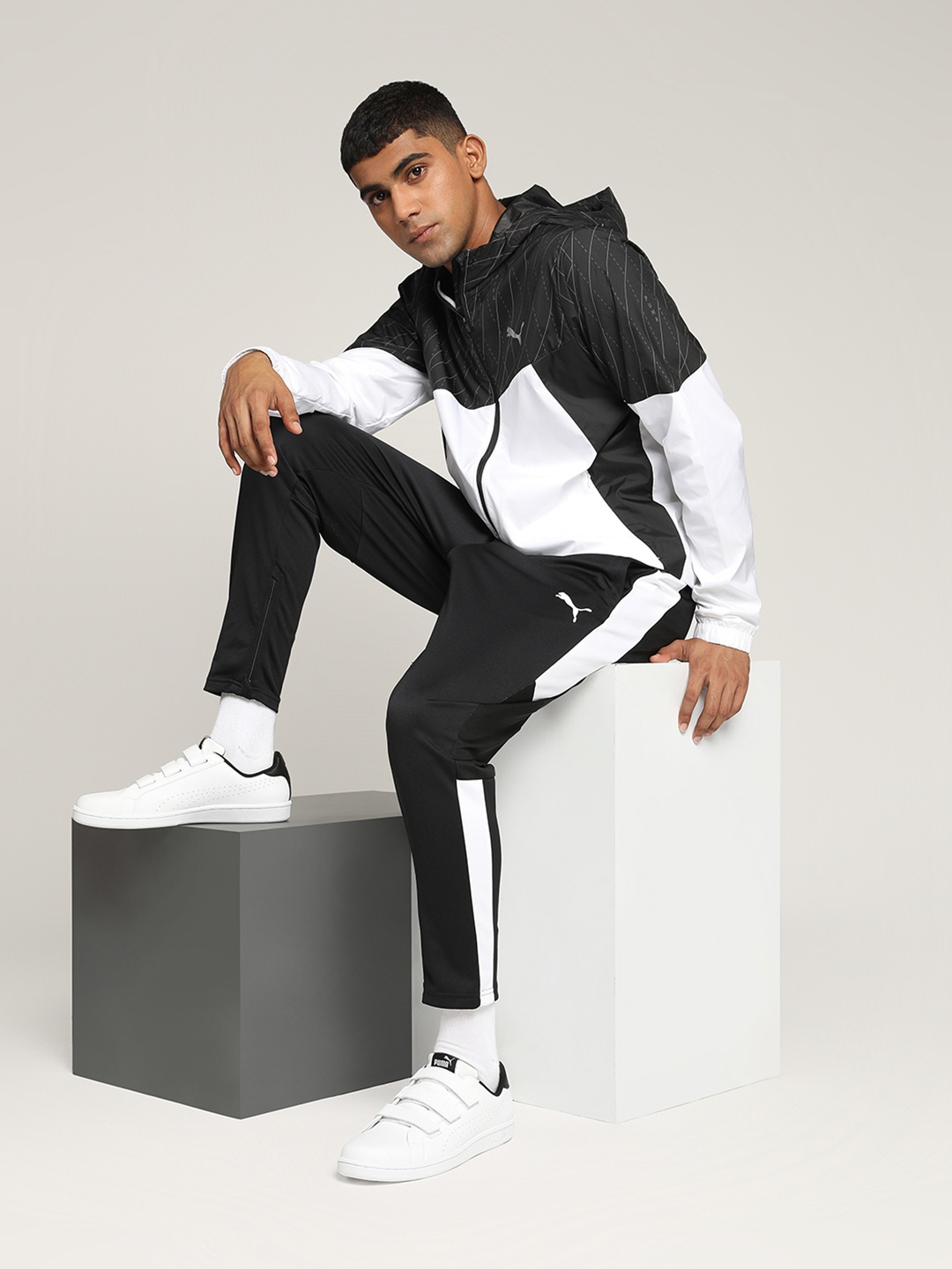 

Puma Unisex White & Black Colourblocked Smash Velcro Slip-On Sneakers