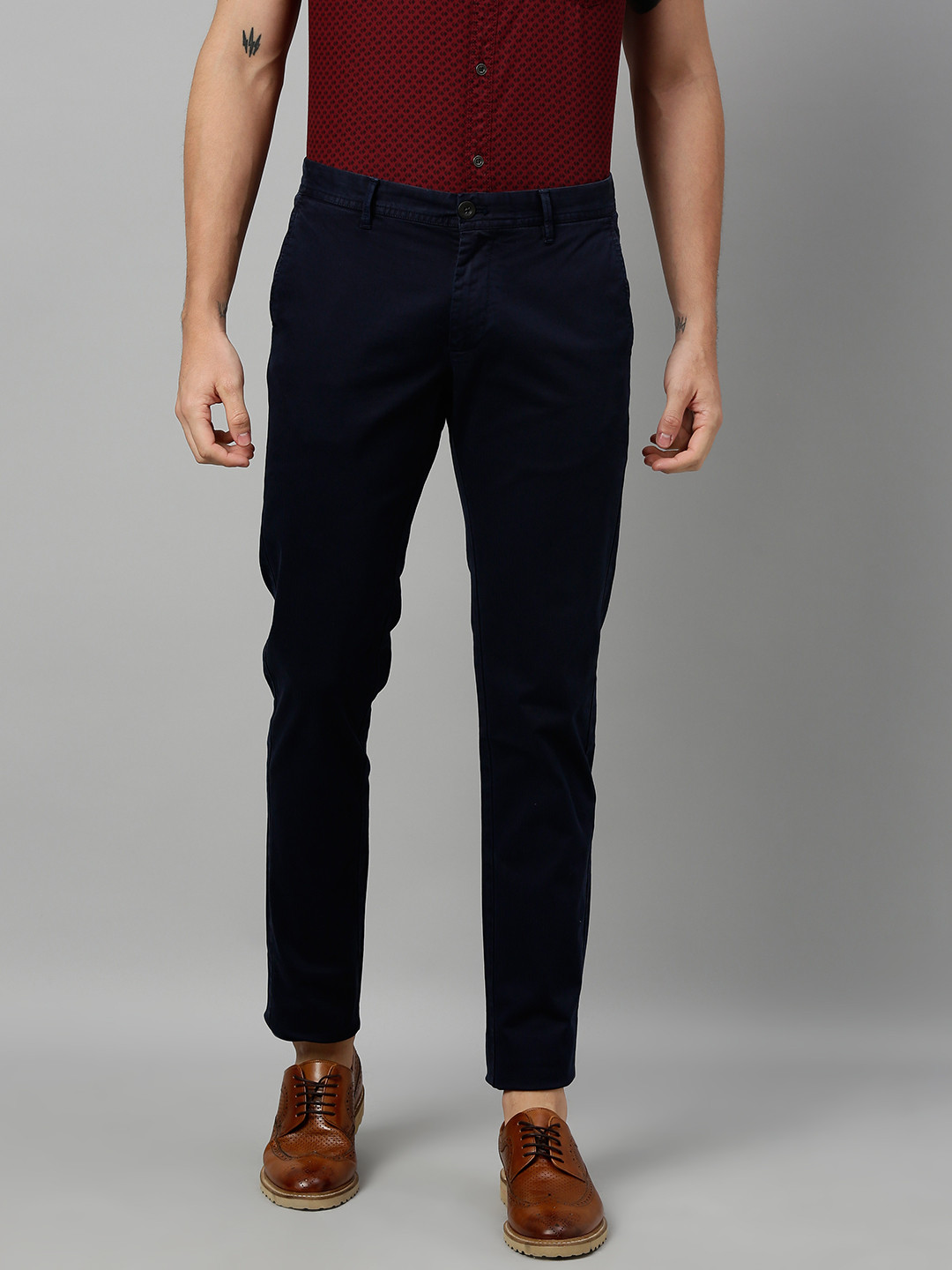 

Indian Terrain Men Navy Blue Brooklyn Slim Fit Solid Herringbone Pattern Regular Trousers