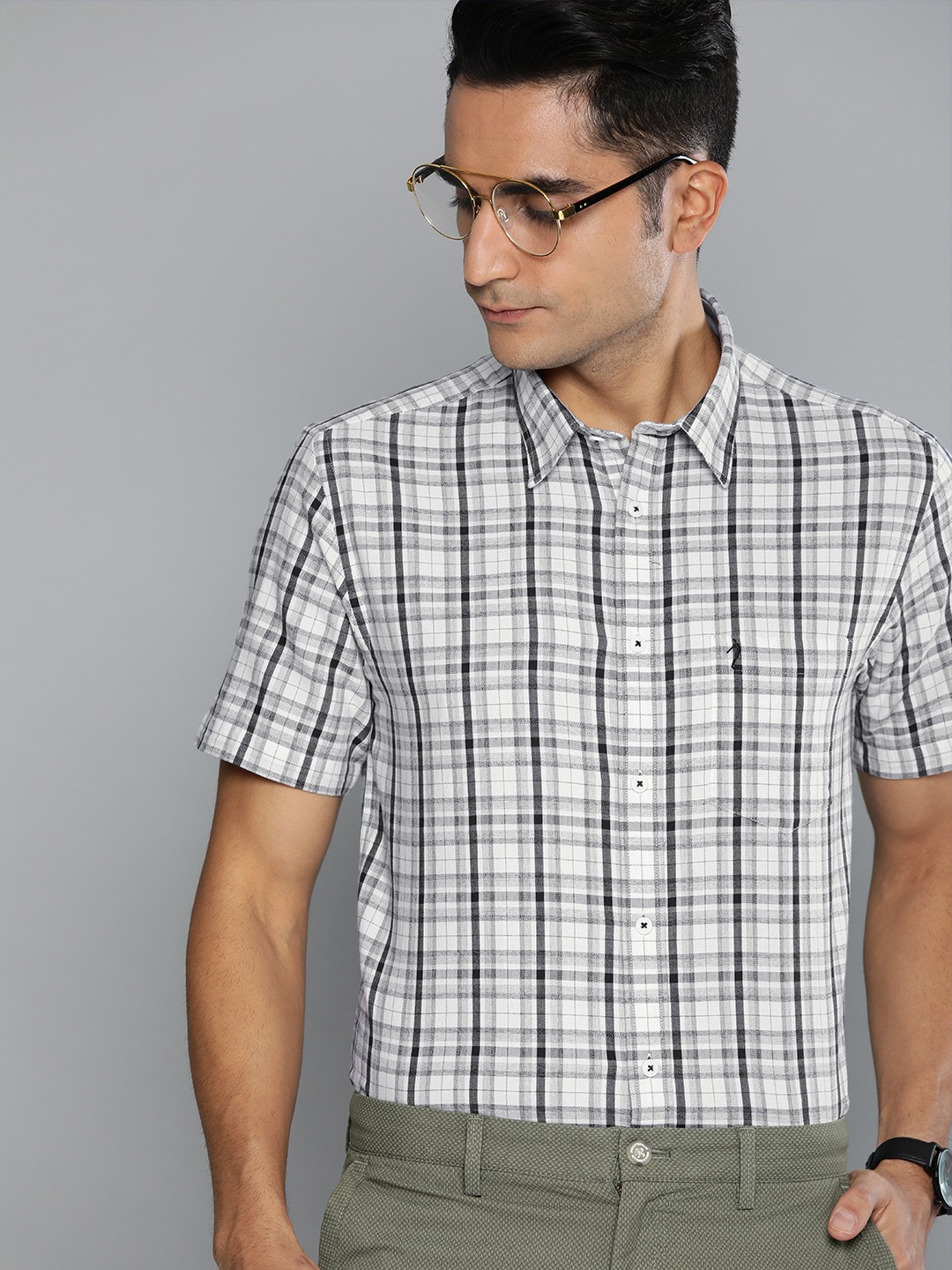 

Indian Terrain Men White & Black Slim Fit Checked Casual Shirt