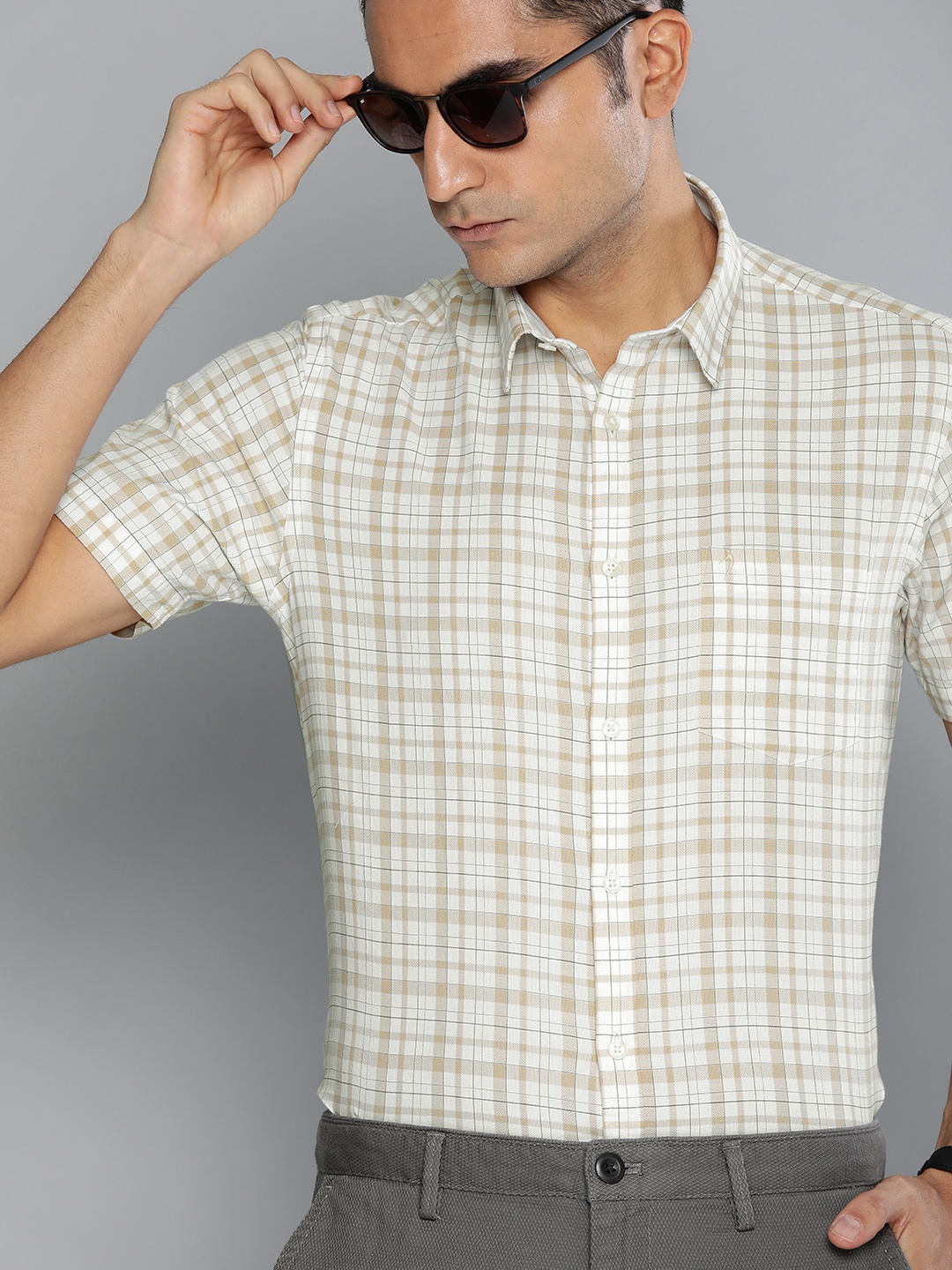 

Indian Terrain Men Beige & White Slim Fit Checked Casual Shirt