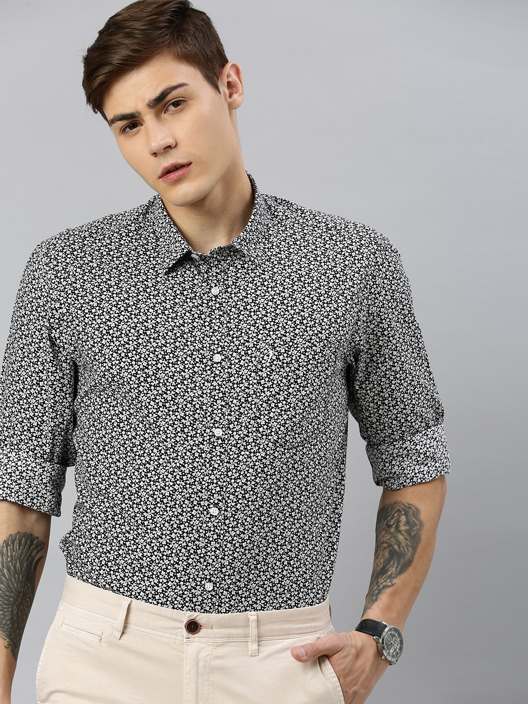 

Indian Terrain Men Black & White Slim Fit Floral Printed Smart Casual Shirt