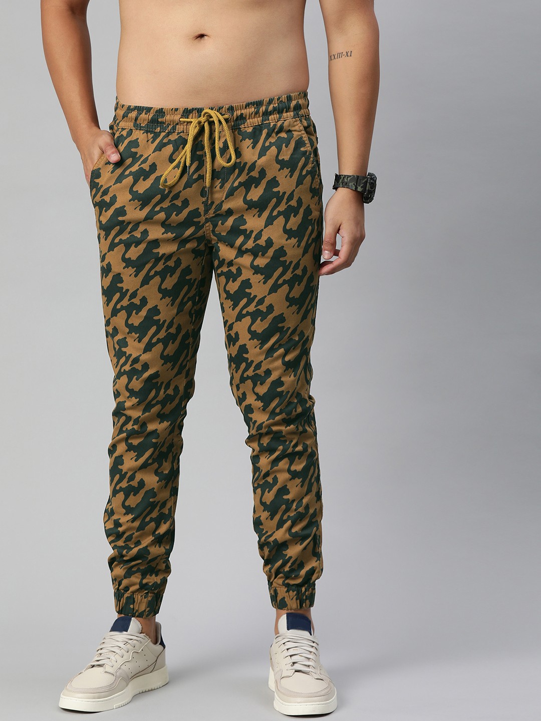 

Roadster Men Khaki & Green Regular Fit Camouflage Printed Joggers