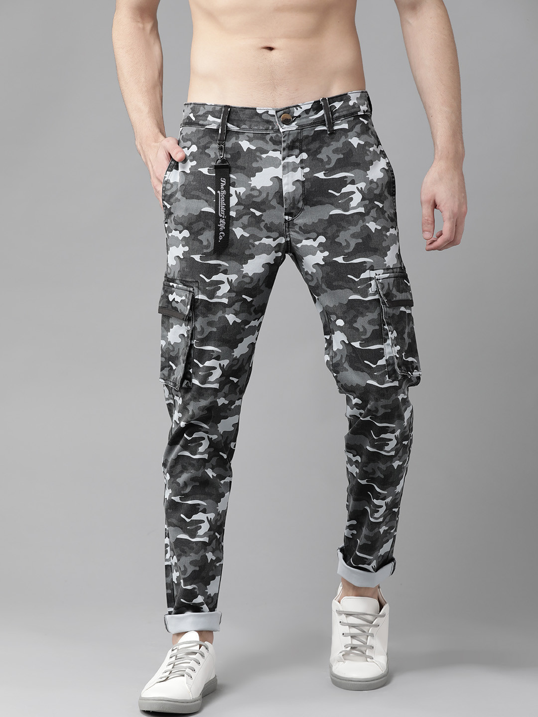 

Roadster Men Grey & Black Regular Fit Camouflage Printed Cargos