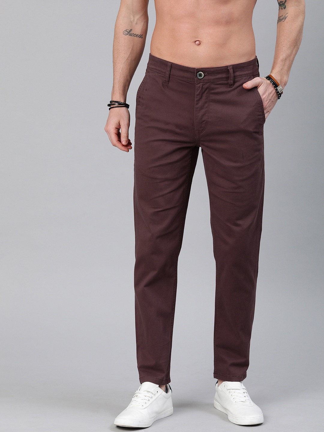 

Roadster Men Burgundy Tapered Fit Solid Chinos