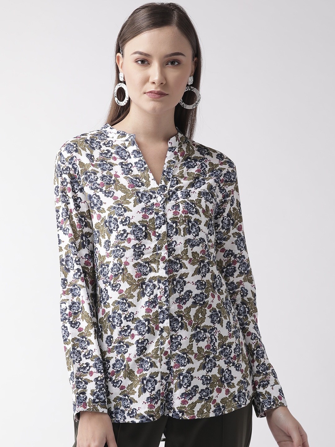 

Vaak Women White & Navy Blue Regular Fit Printed Casual Shirt