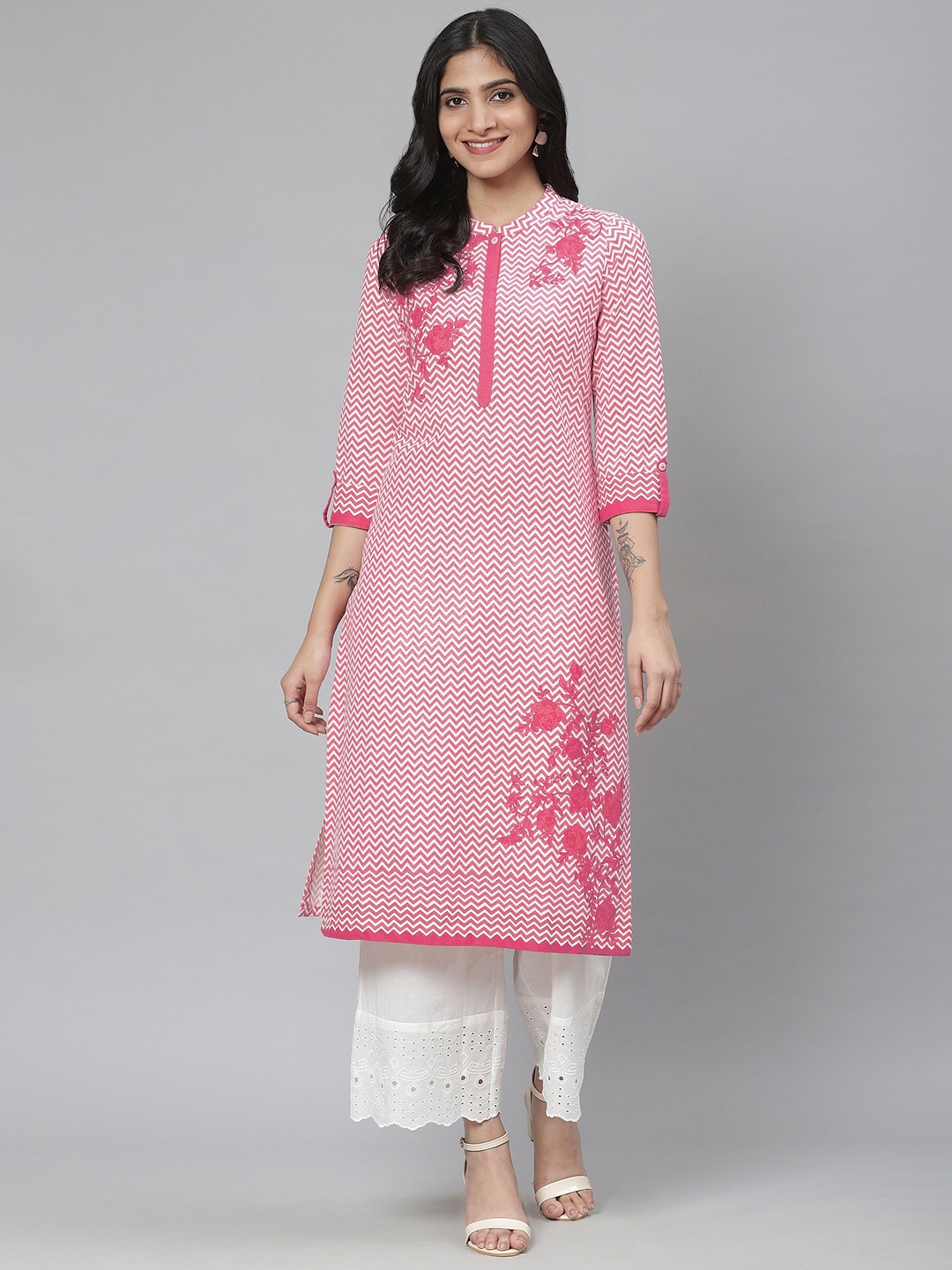 

Rangriti Women Off-White & Pink Chevron Printed Straight Kurta