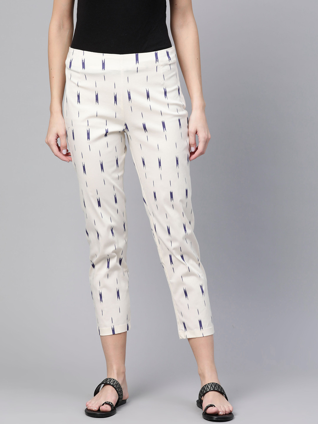 

Rangriti Women Off-White & Navy Blue Slim Fit Printed Cropped Regular Trousers