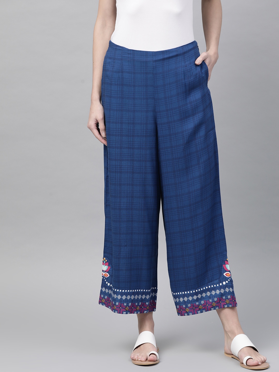 

Rangriti Women Navy Blue Straight Fit Checked Cropped Palazzos