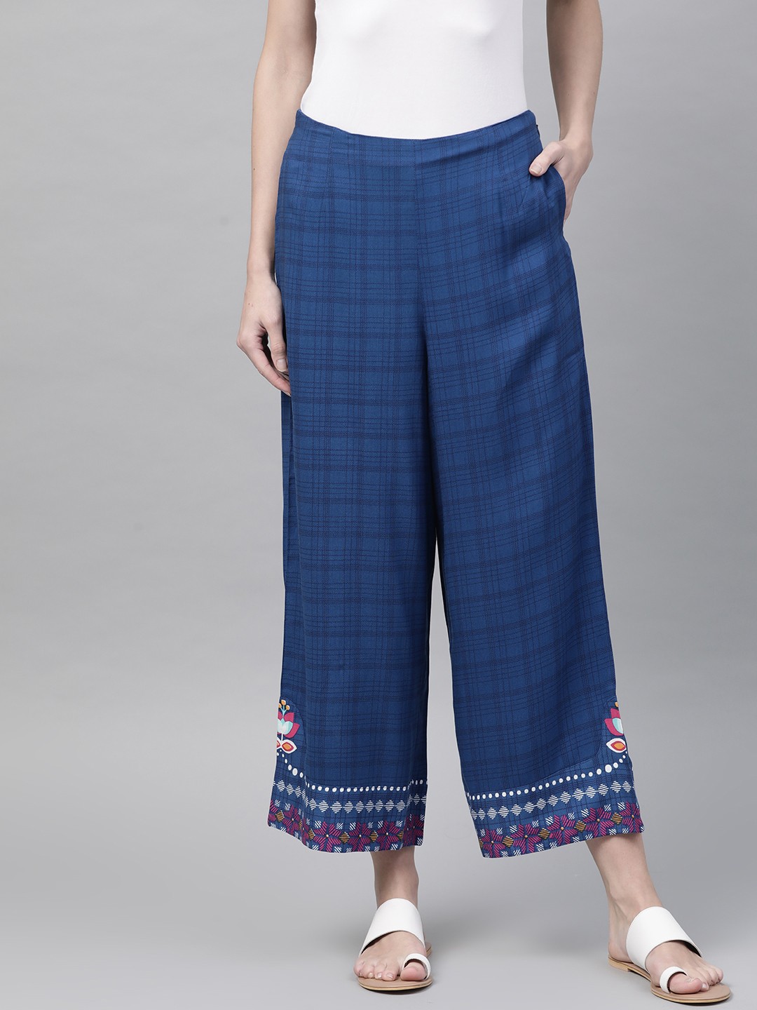 

Rangriti Women Navy Blue Straight Fit Checked Cropped Palazzos