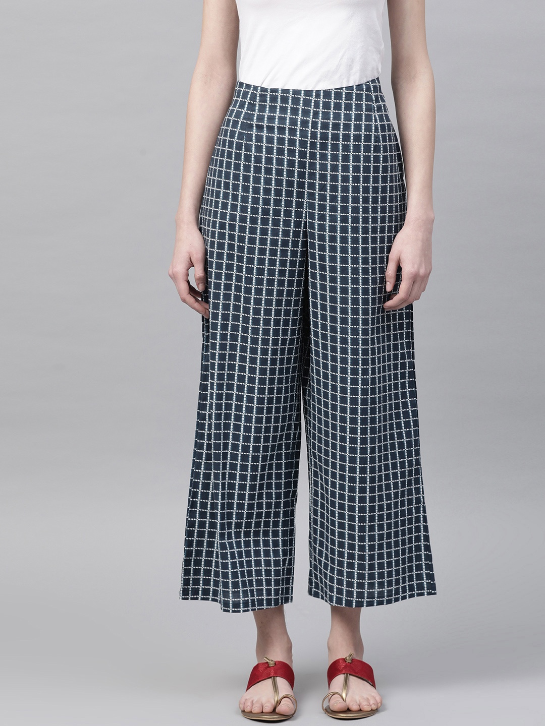 

Rangriti Women Navy Blue & White Checked Straight Cropped Palazzos