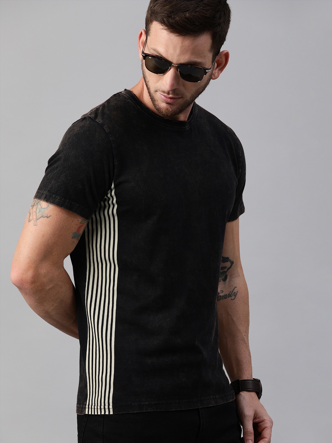 

WROGN Men Black Solid Round Neck T-shirt