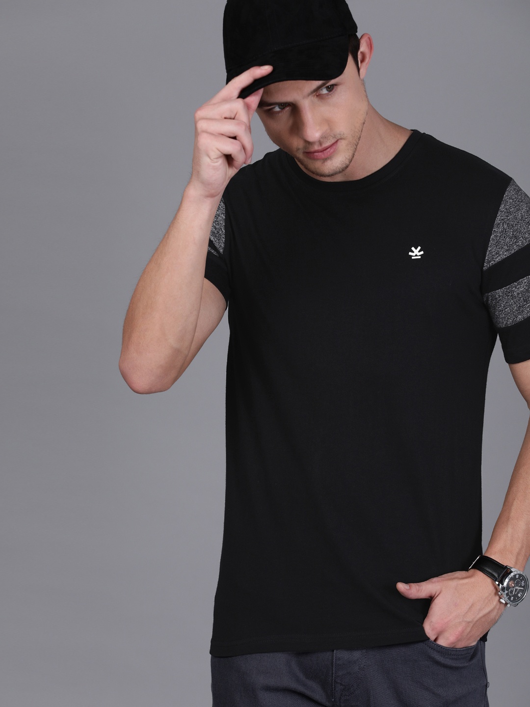 

WROGN Men Black Solid Slim Fit Round Neck T-shirt