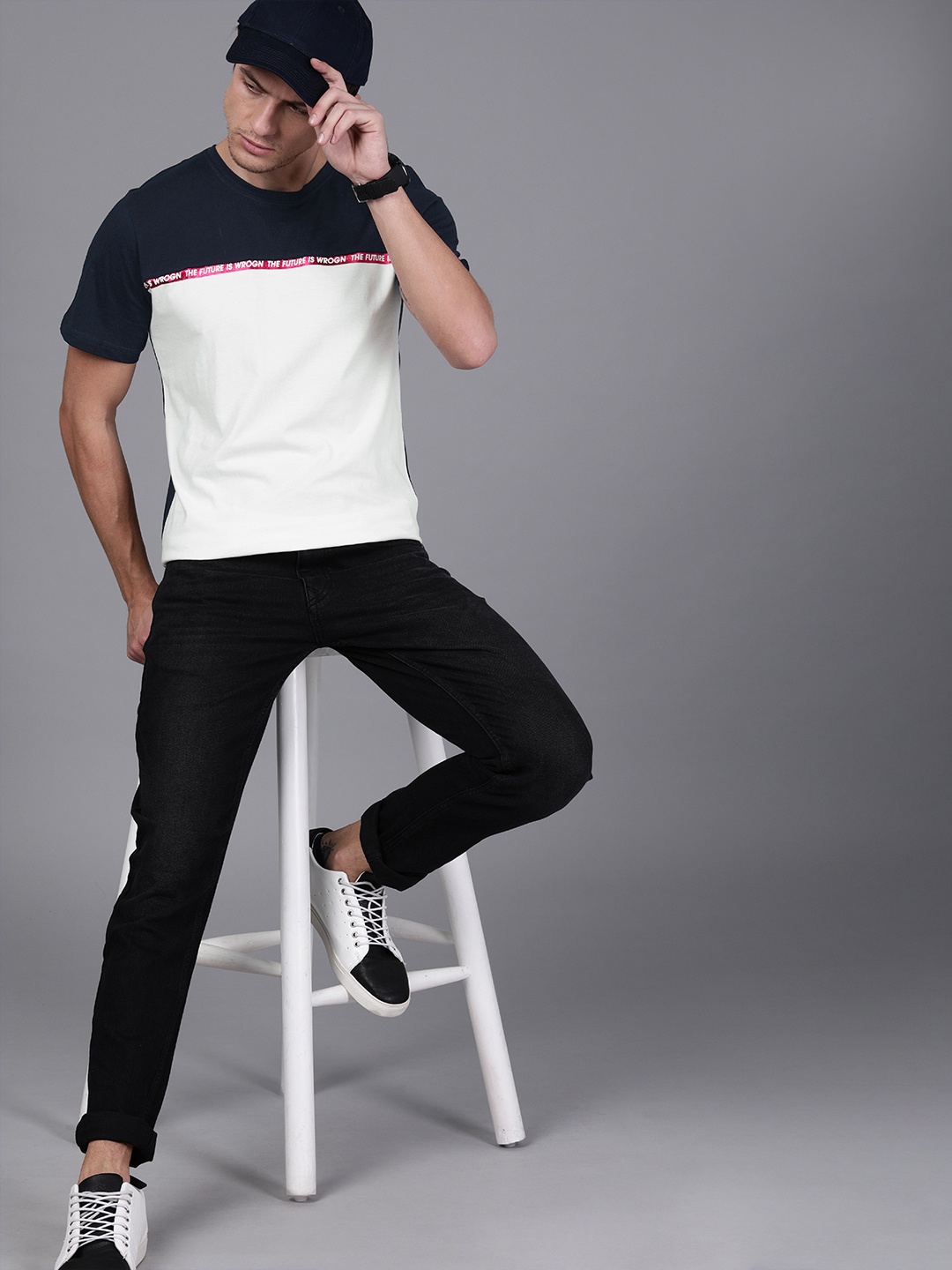 

WROGN Men White & Navy Blue Colourblocked Slim Fit Round Neck T-shirt