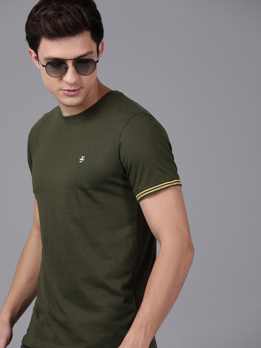 

WROGN Men Olive Green Solid Round Neck T-shirt