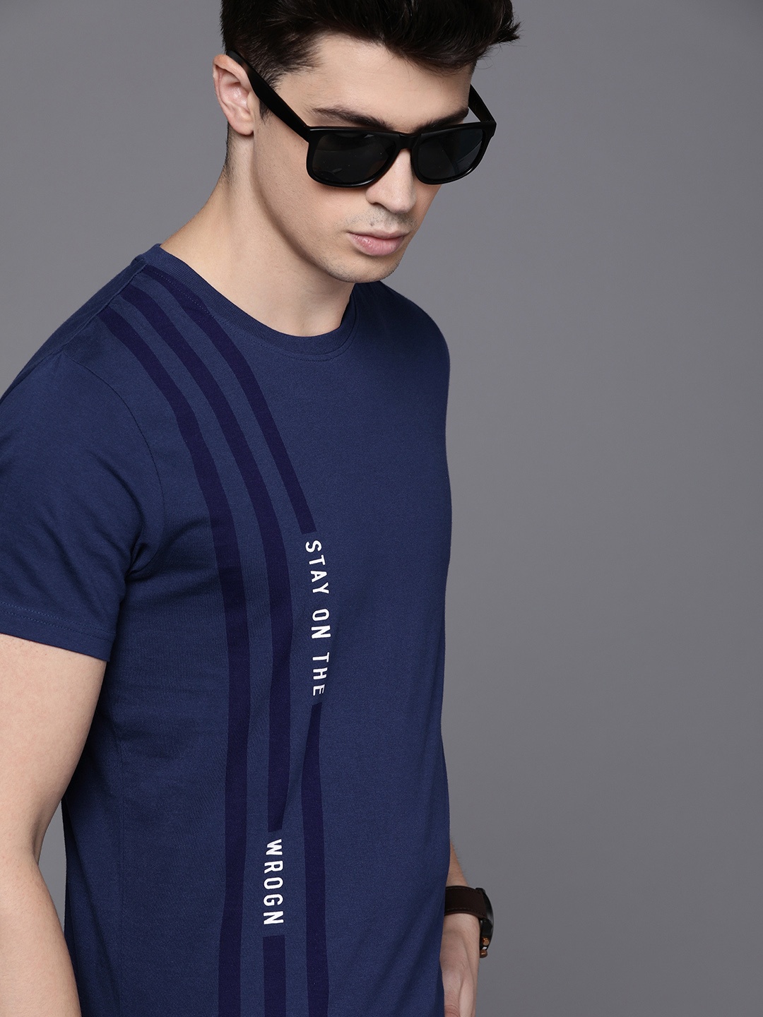 

WROGN Men Navy Blue Striped Slim Fit Round Neck T-shirt