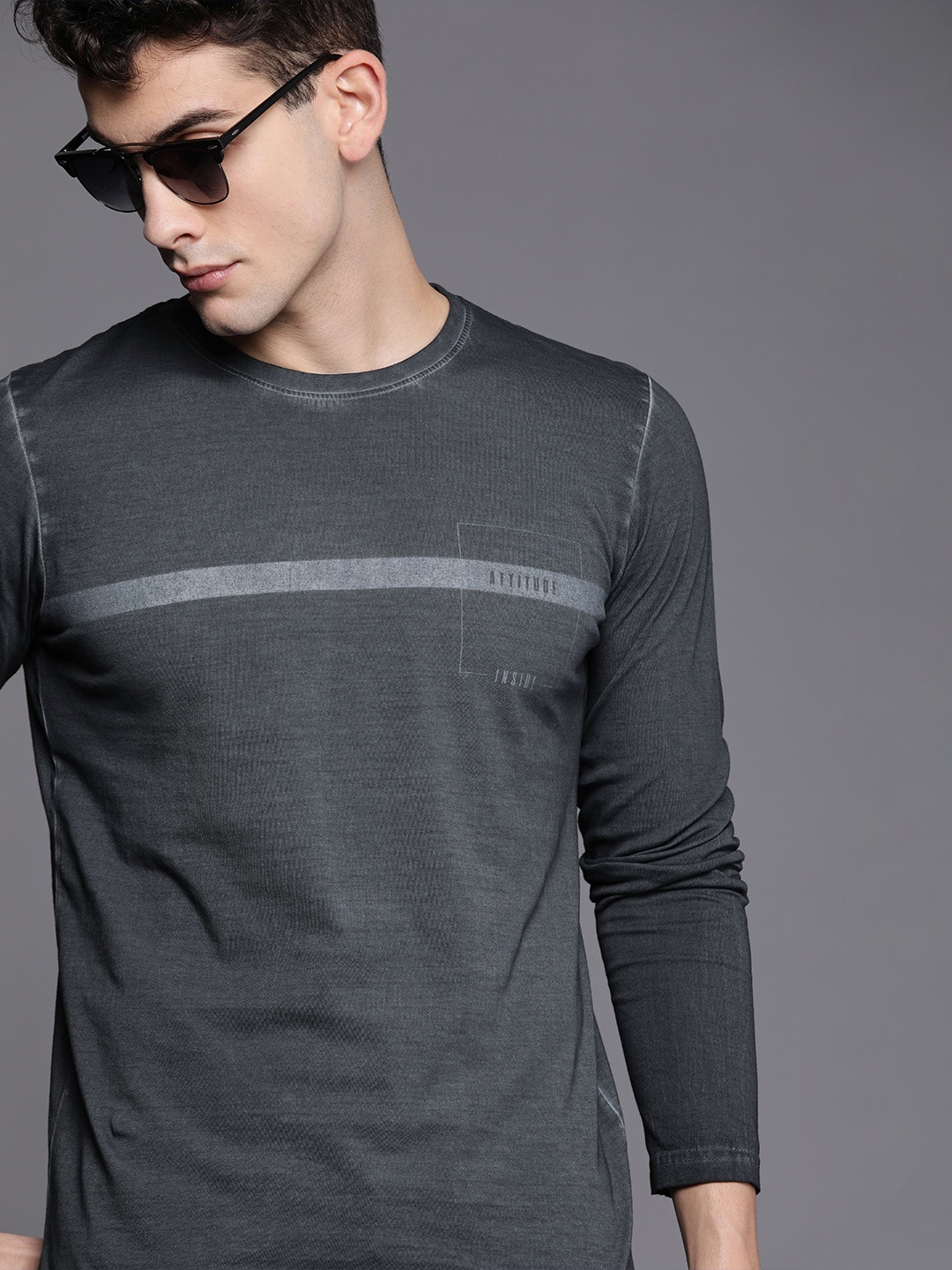 

WROGN Men Grey Solid Slim Fit Round Neck Pure Cotton T-shirt With Printed Deail