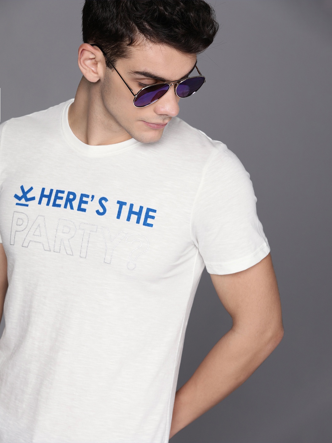 

WROGN Men Off-White & Blue Printed Round Neck T-shirt