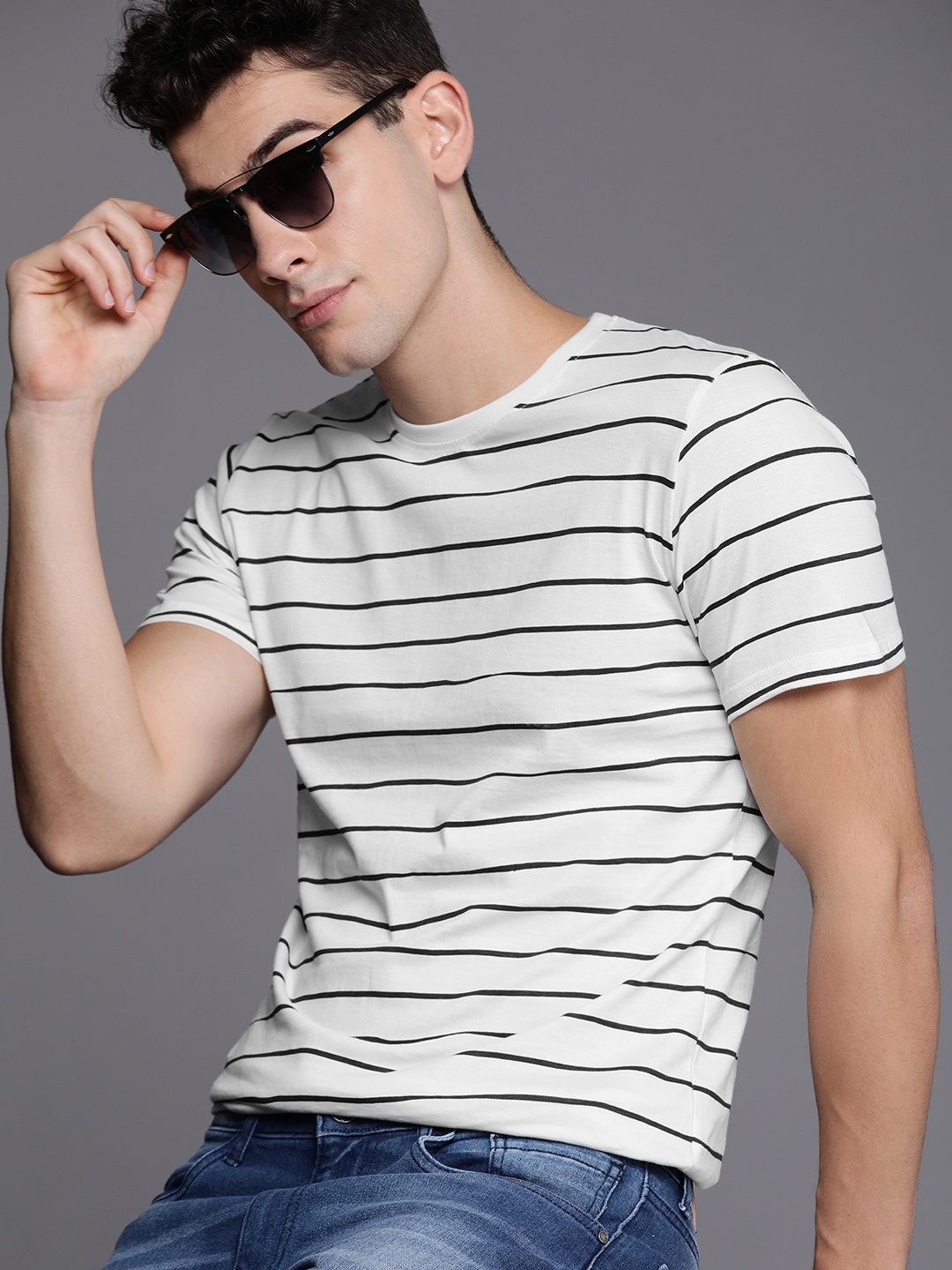 

WROGN Men White Navy Blue Slim Fit Striped Round Neck Pure Cotton T-shirt