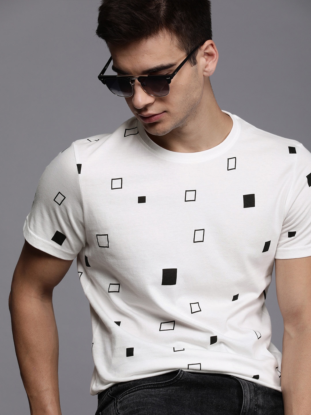 

WROGN Men Off-White Black Slim Fit Printed Round Neck Pure Cotton T-shirt