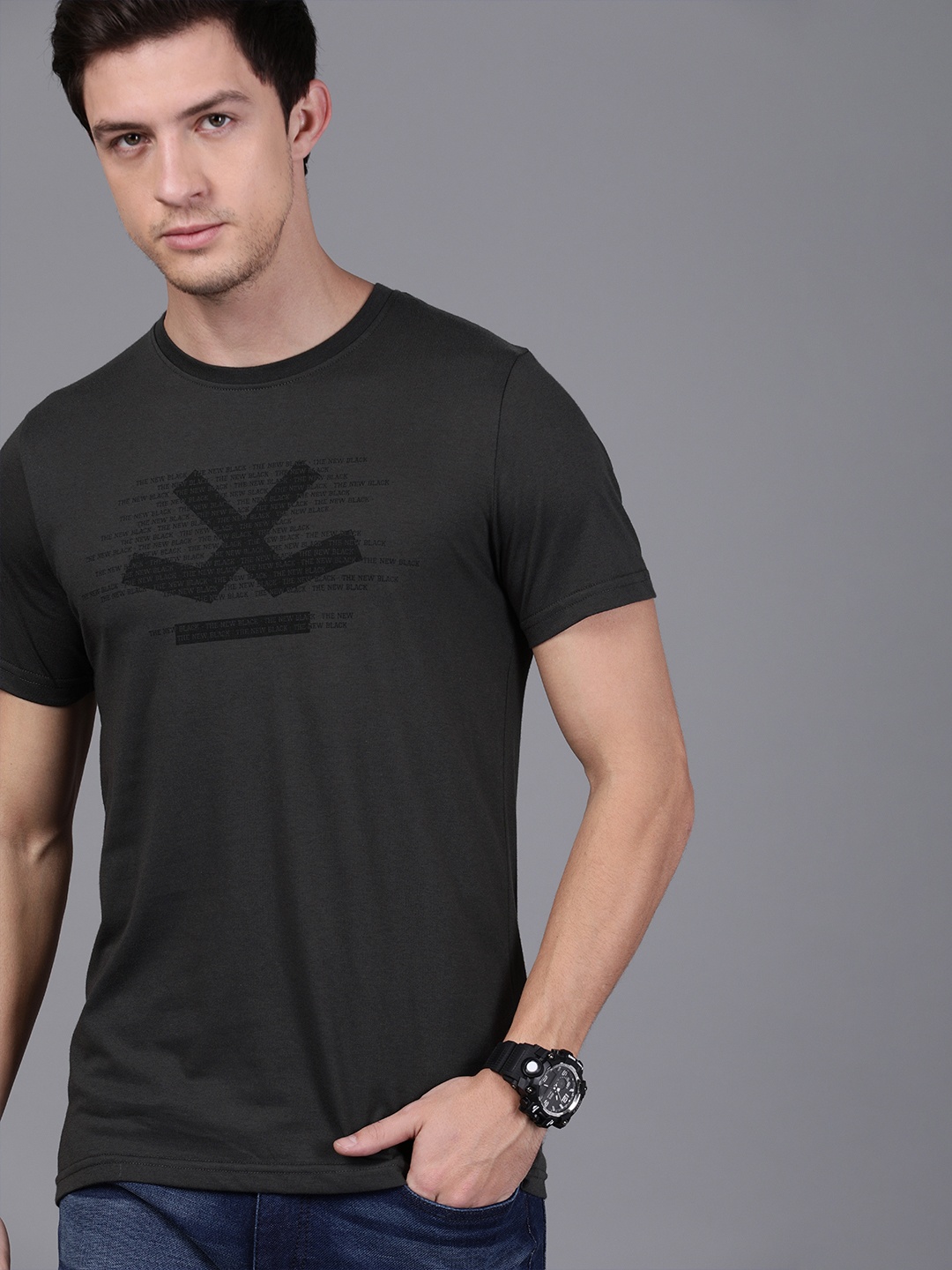 

WROGN Men Charcoal Solid Round Neck T-shirt