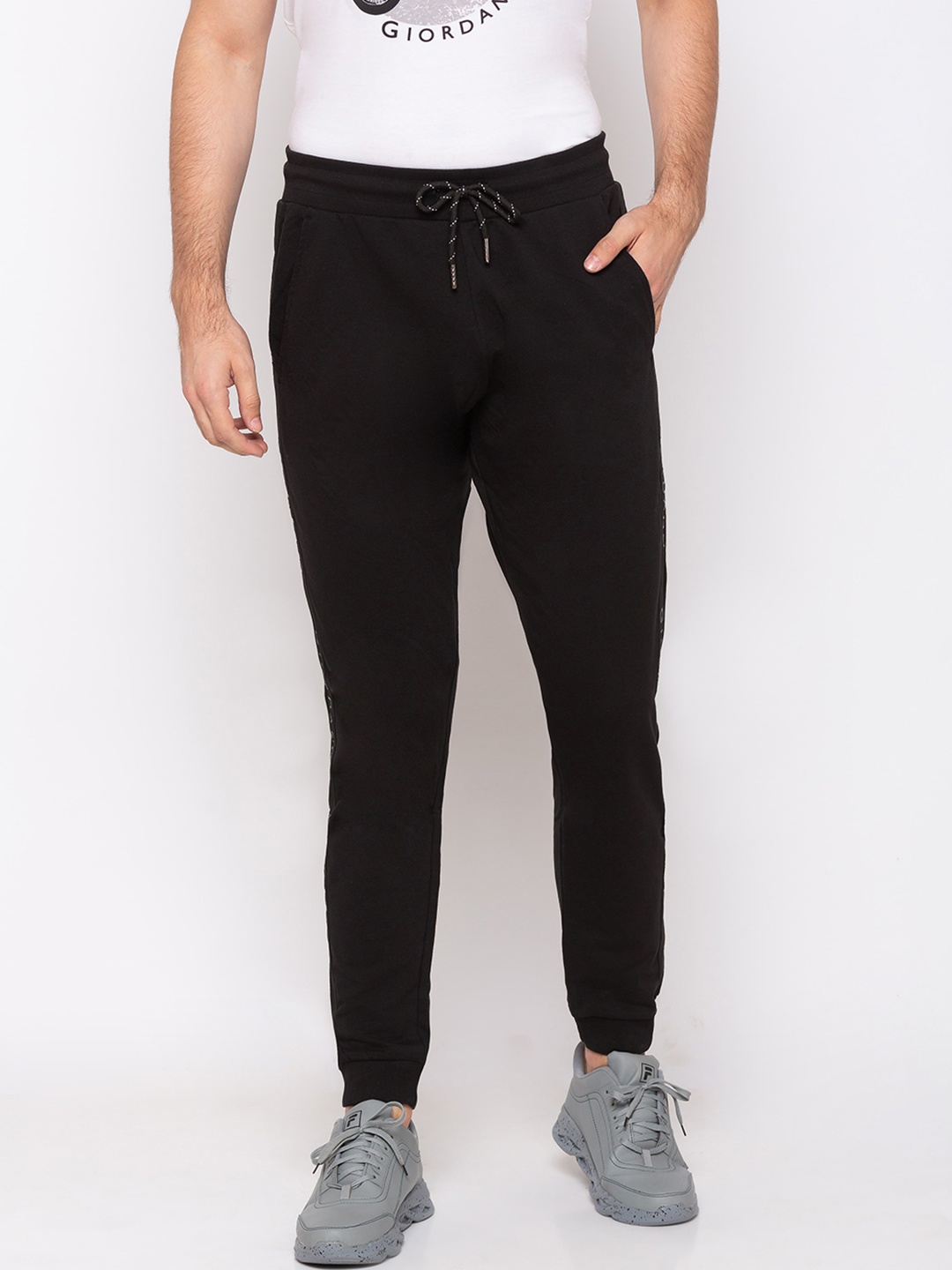 

GIORDANO Men Black Solid Slim-Fit Joggers