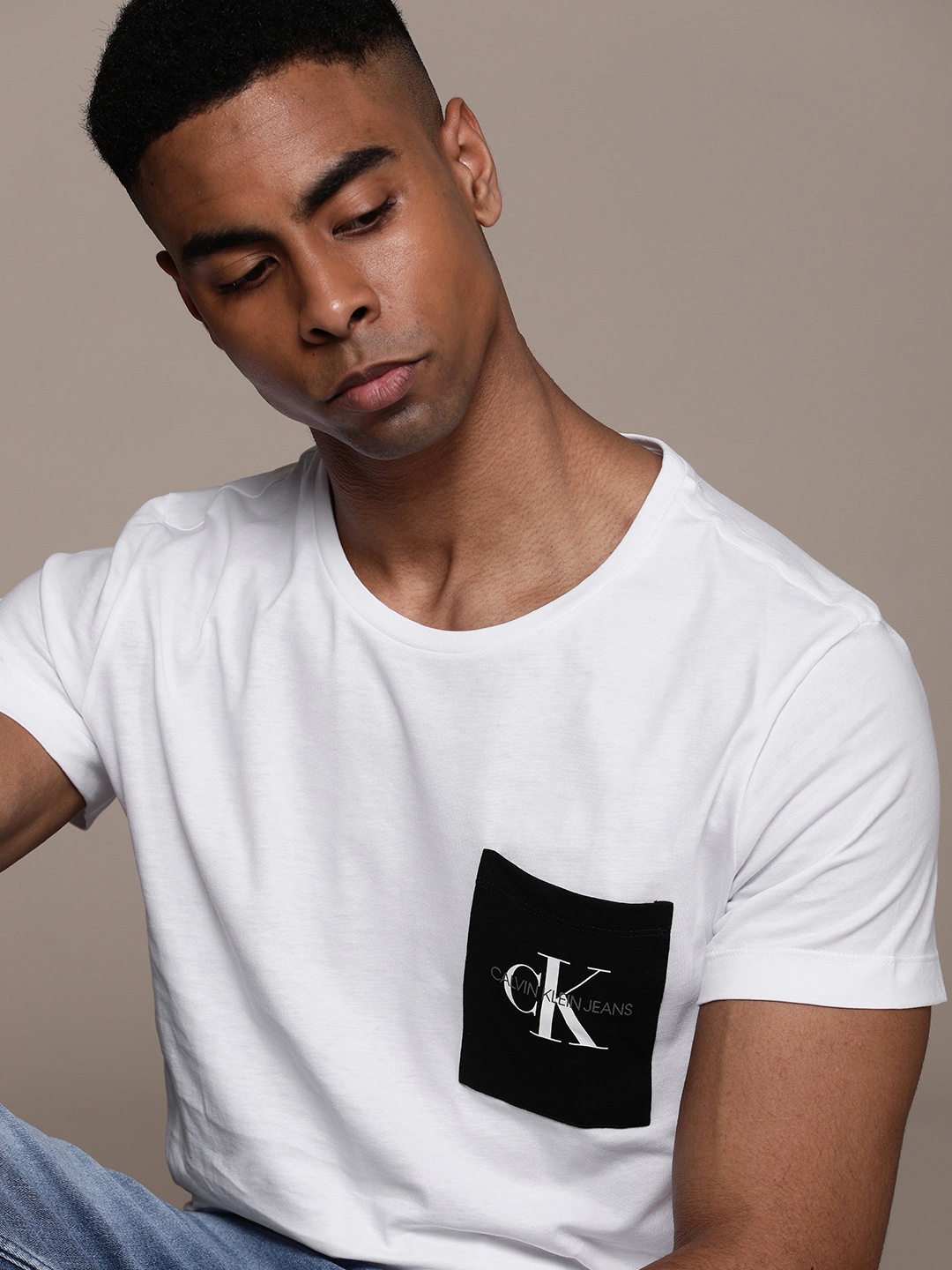 

Calvin Klein Jeans Men White Solid Round Neck Pure Cotton T-shirt