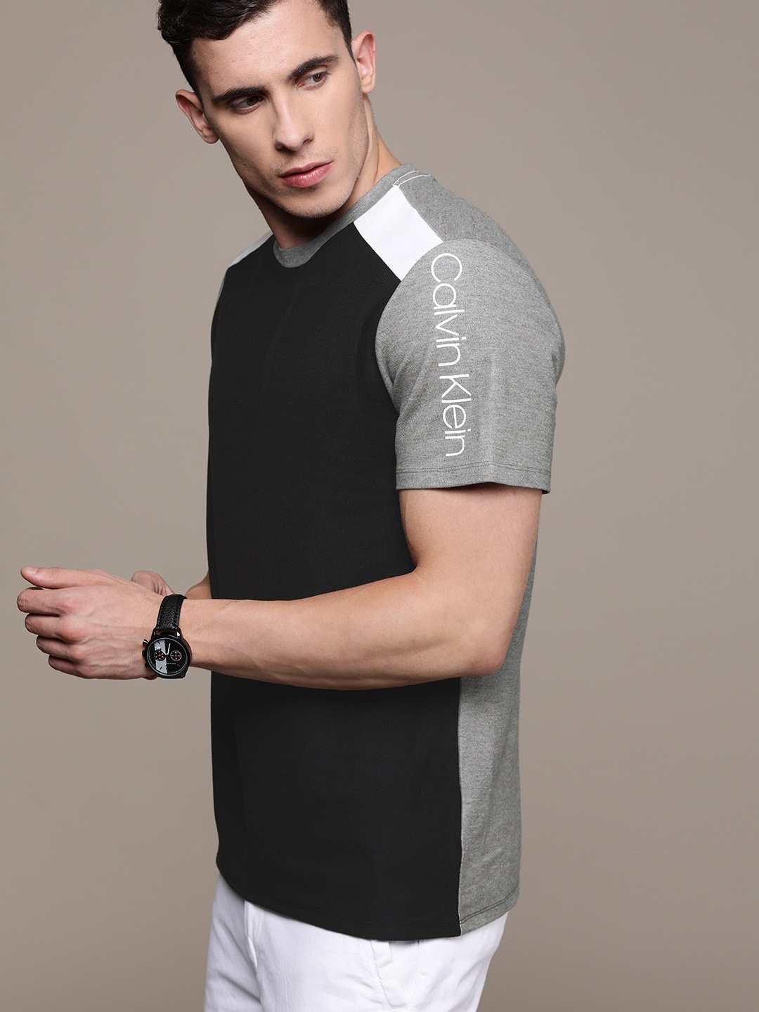 

Calvin Klein Jeans Men Black Solid Round Neck T-shirt