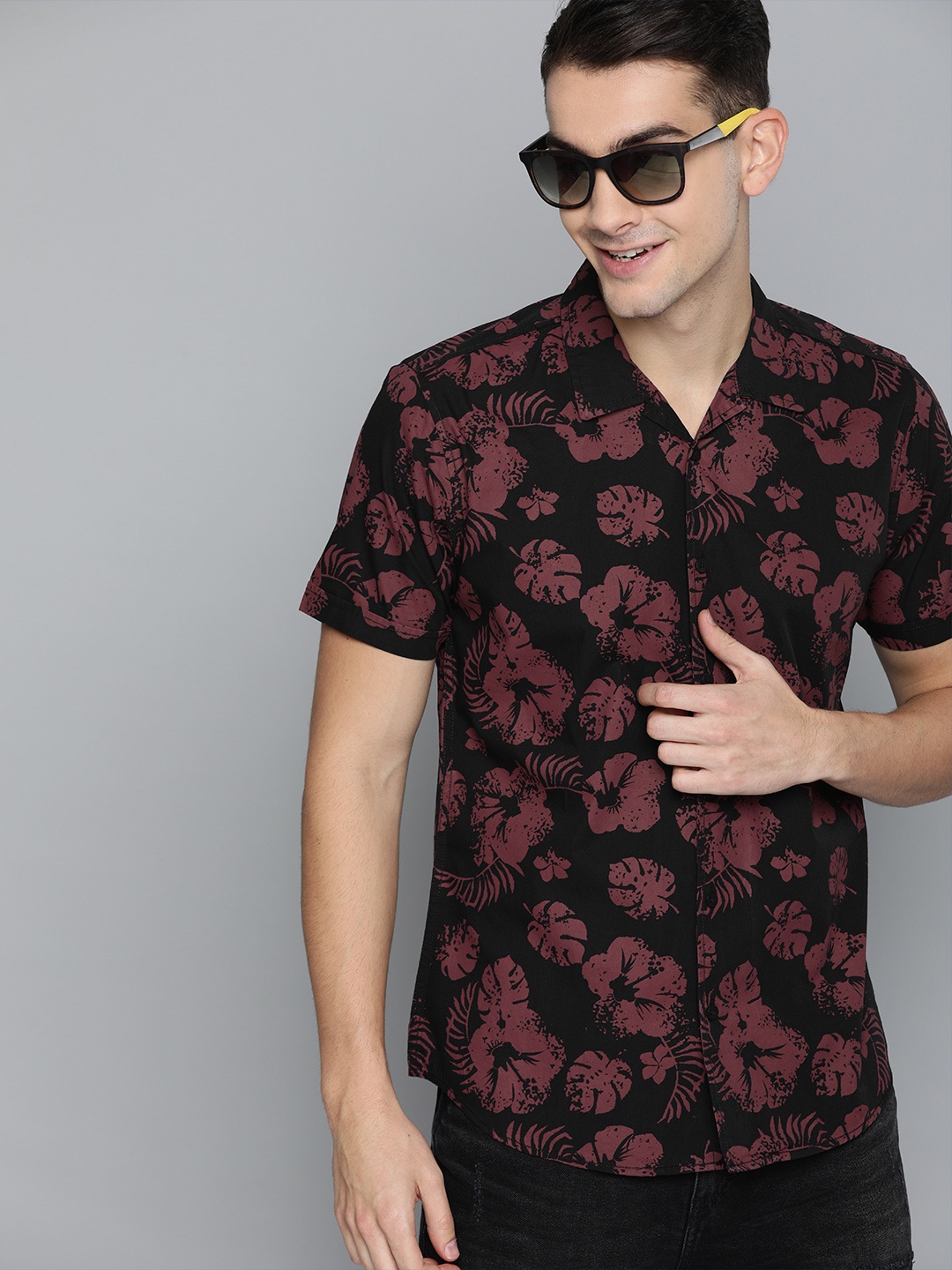 

HERE&NOW Men Black & Maroon Slim Fit Tropical Printed Casual Shirt