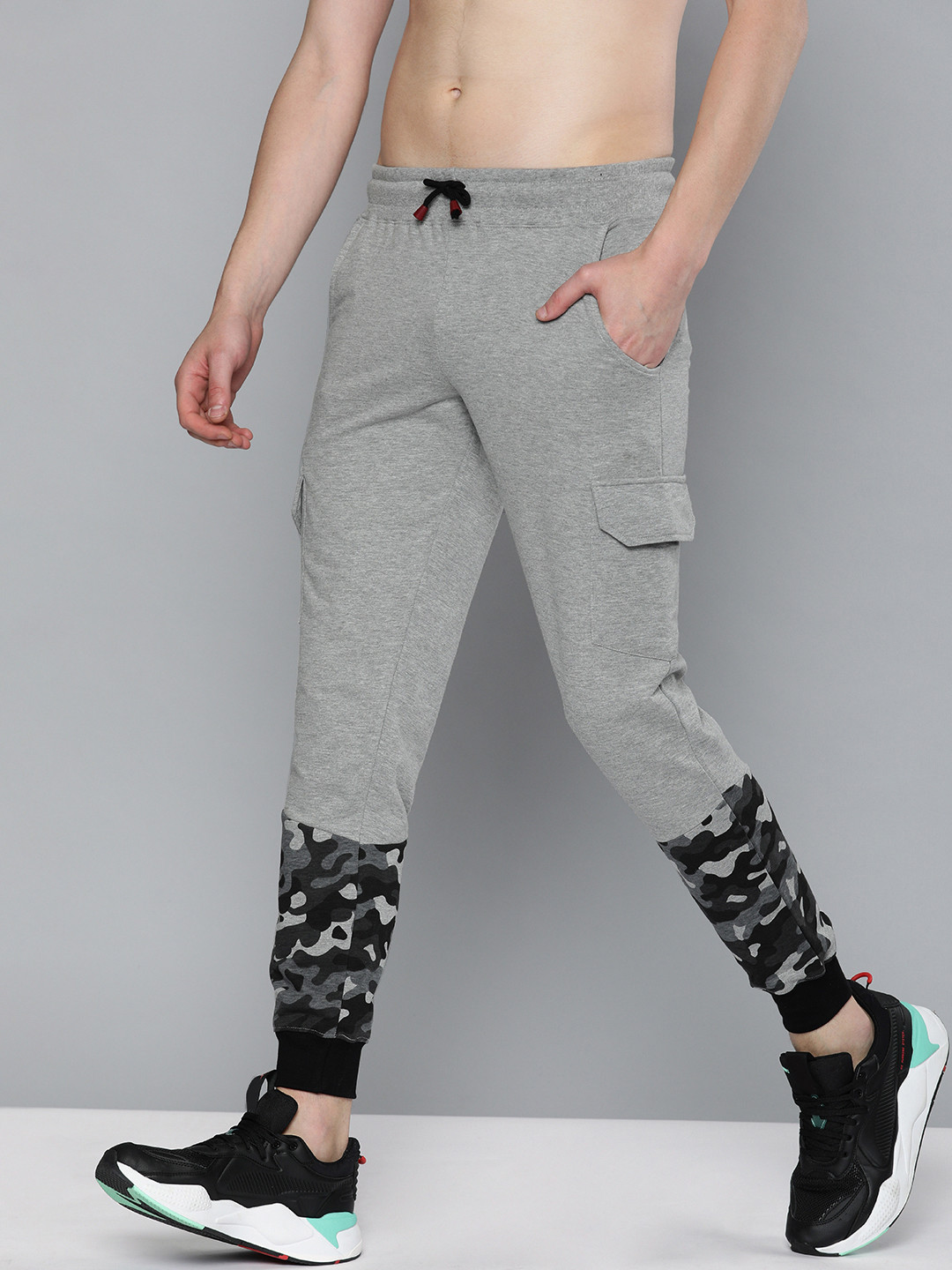 

HERE&NOW Men Grey Melange & Black Solid Straight Fit Joggers With Printed Detail