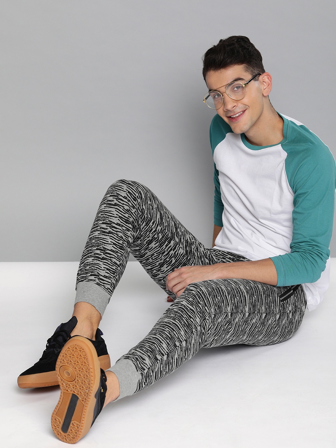 

HERE&NOW Men Grey Melange & Black Printed Straight Fit Joggers