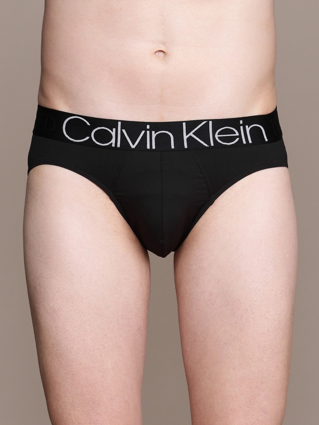 

Calvin Klein Underwear Men Black Solid Briefs NB1567001
