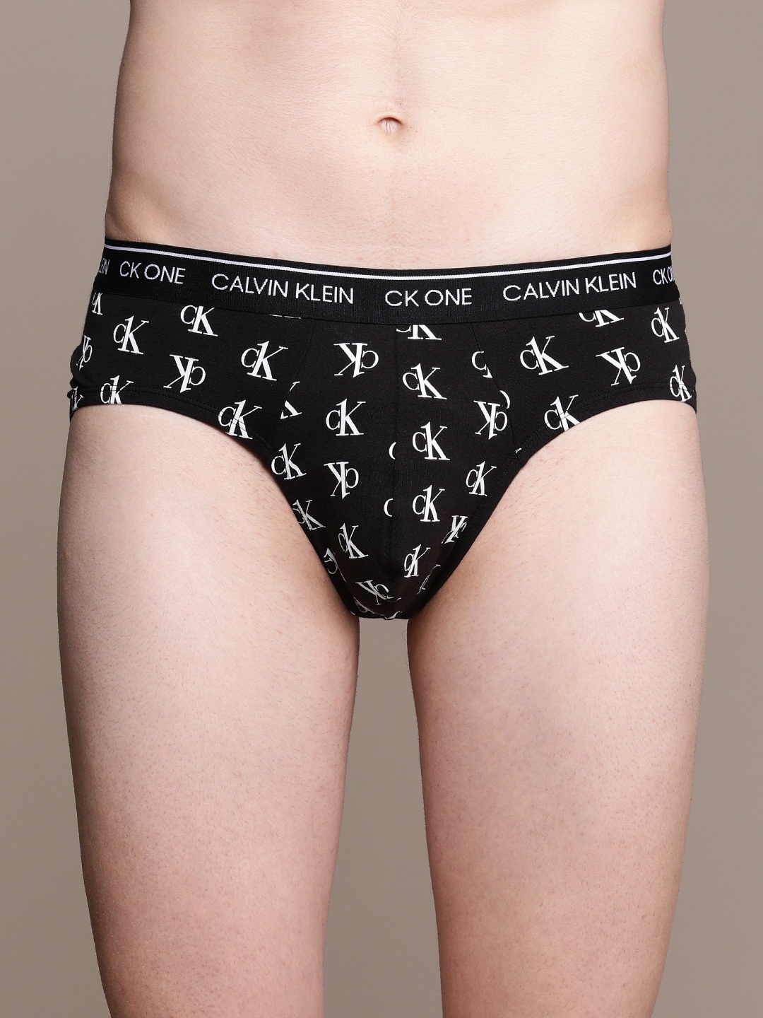 

Calvin Klein Underwear Men Black & White Printed Briefs NB2213SL5