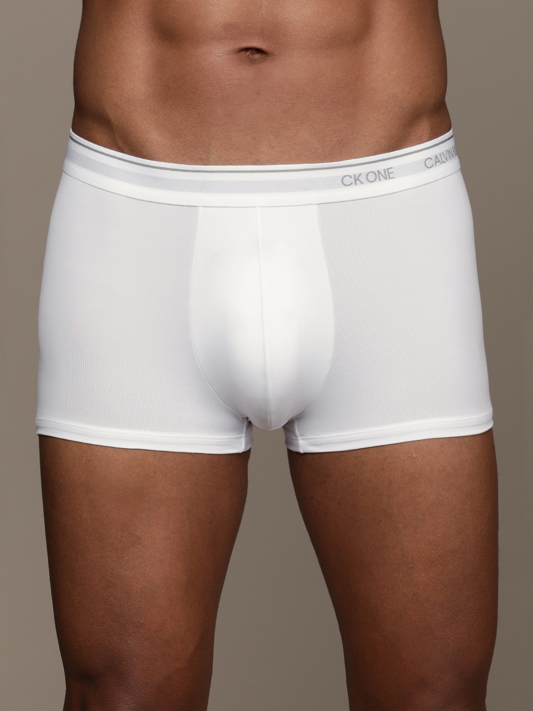 

Calvin Klein Underwear White Black Solid Low Rise Trunk NB2225100