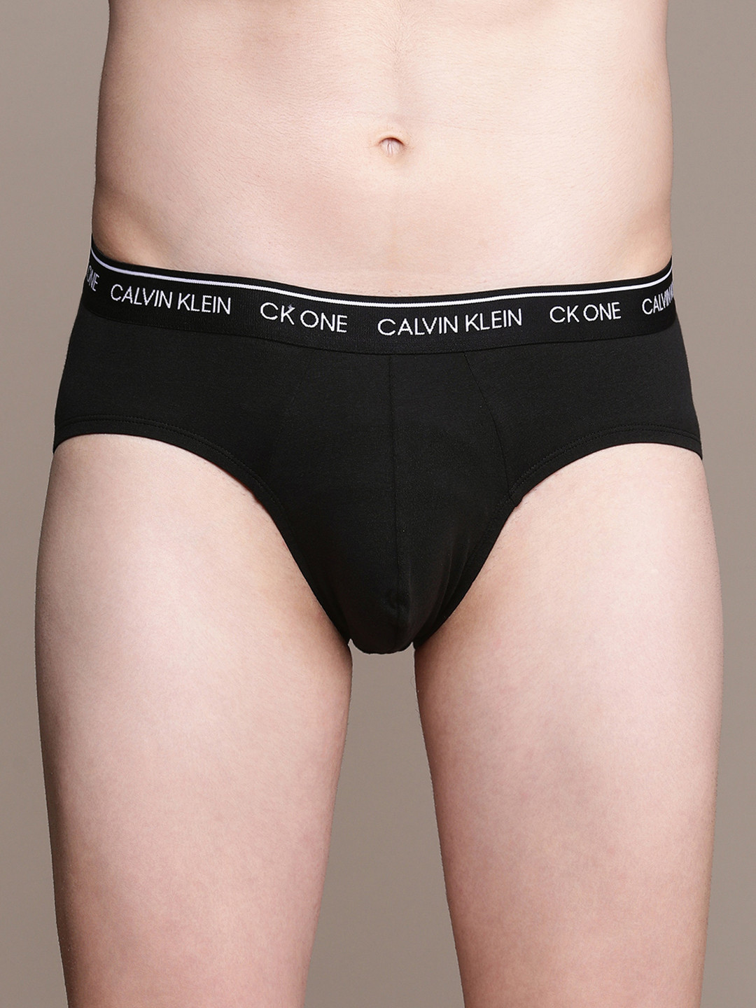 

Calvin Klein Underwear Men Black Solid Briefs NB2213001