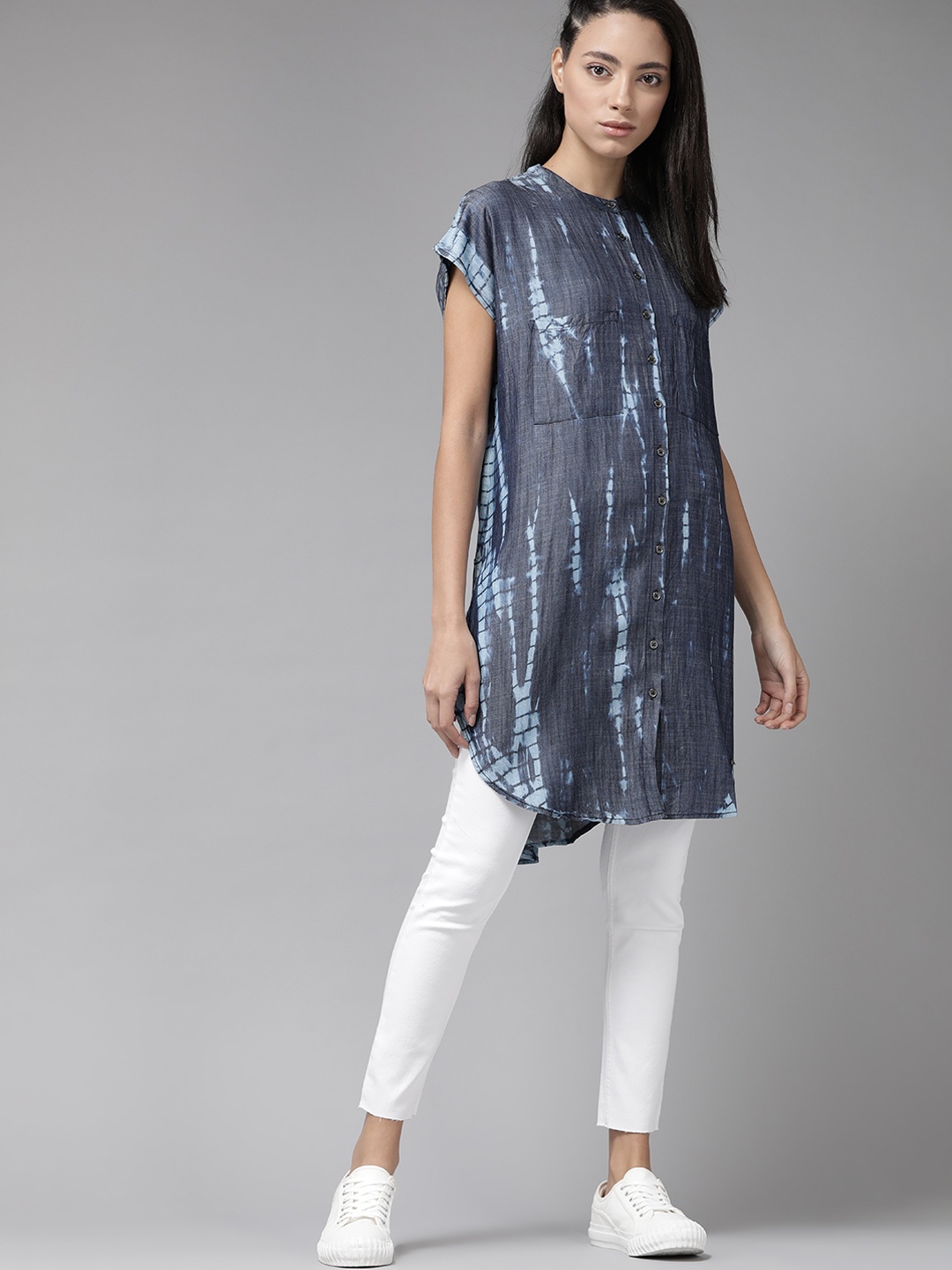

Roadster Women Blue Regular Fit Dyed Chambray Longline Casual Shirt