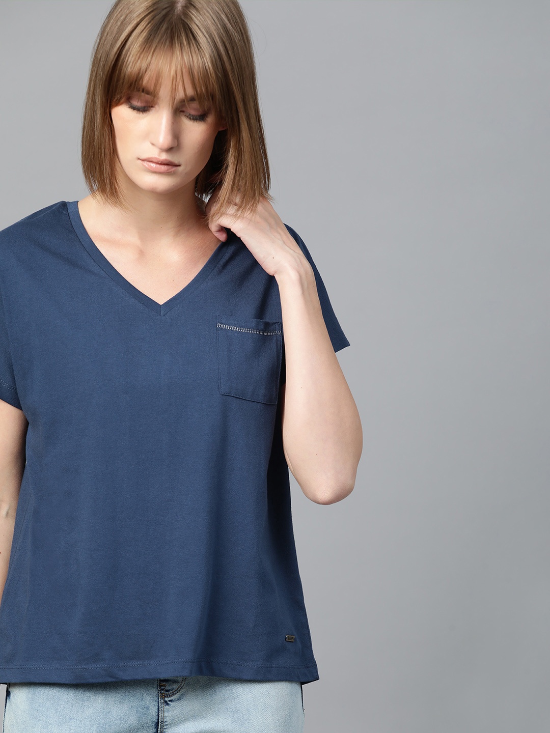 

Roadster Women Navy Blue Solid V-Neck Top