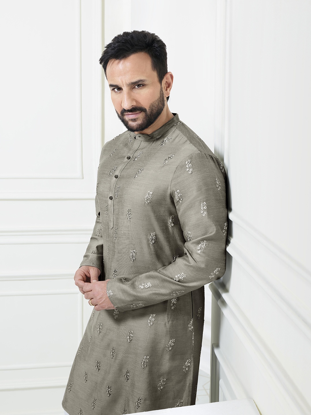 

House of Pataudi Men Grey Embroidered Straight Kurta with Sequinned Detail