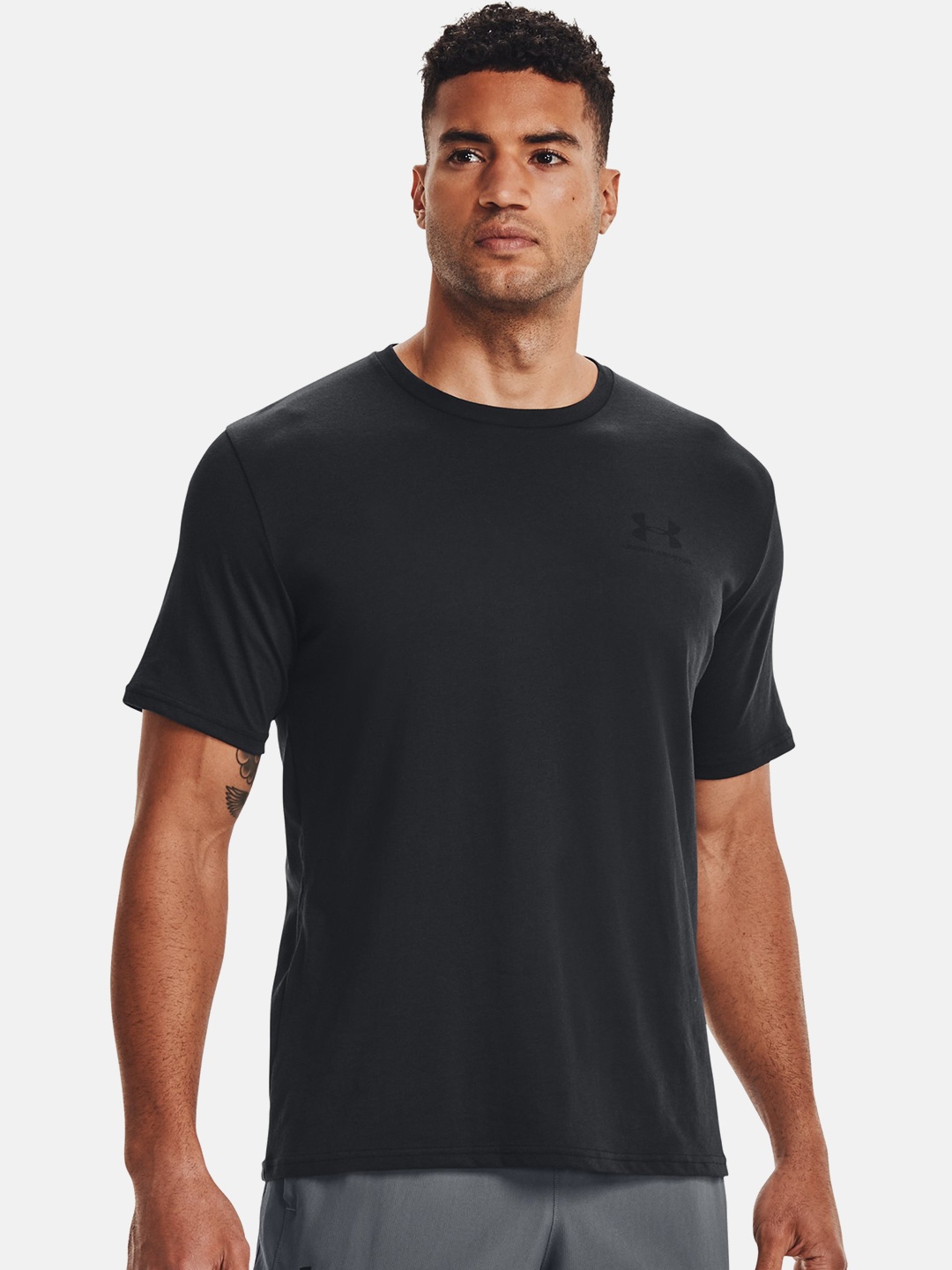 UNDER ARMOUR Men Black Sportstyle Left Chest Solid Sports T-shirt