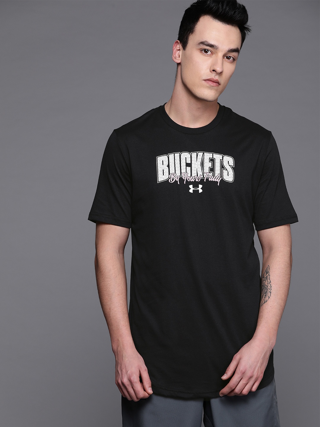 

UNDER ARMOUR Men Black & White Printed Basketball Baseline Buckets T-Shirt