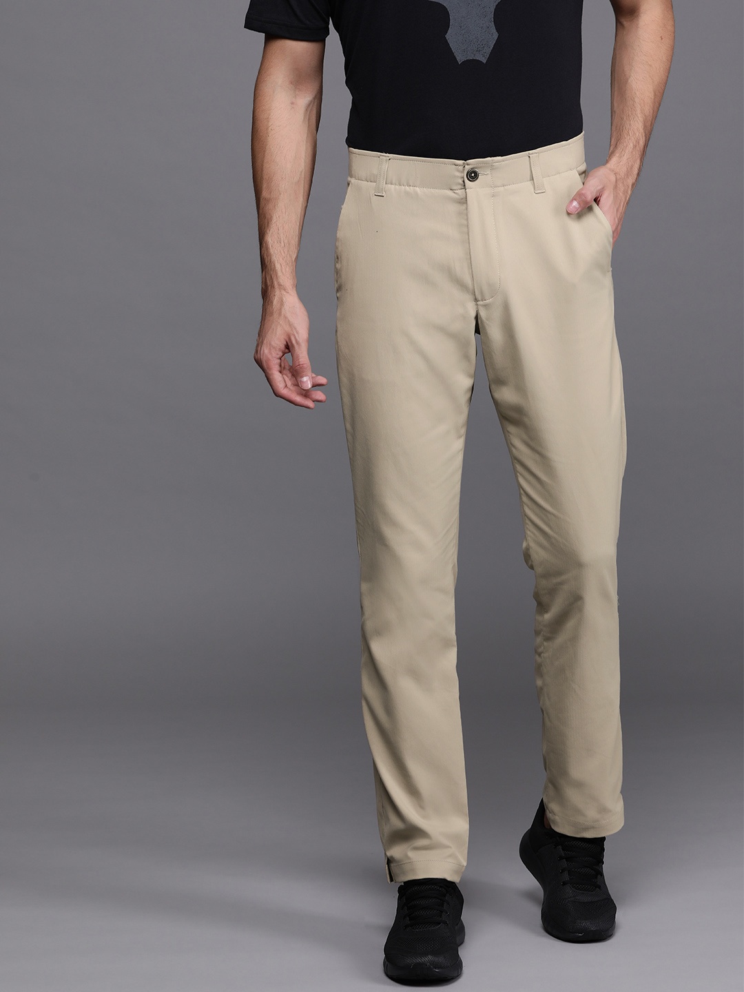 

UNDER ARMOUR Men Beige Showdown Straight Fit Golf Solid Trousers