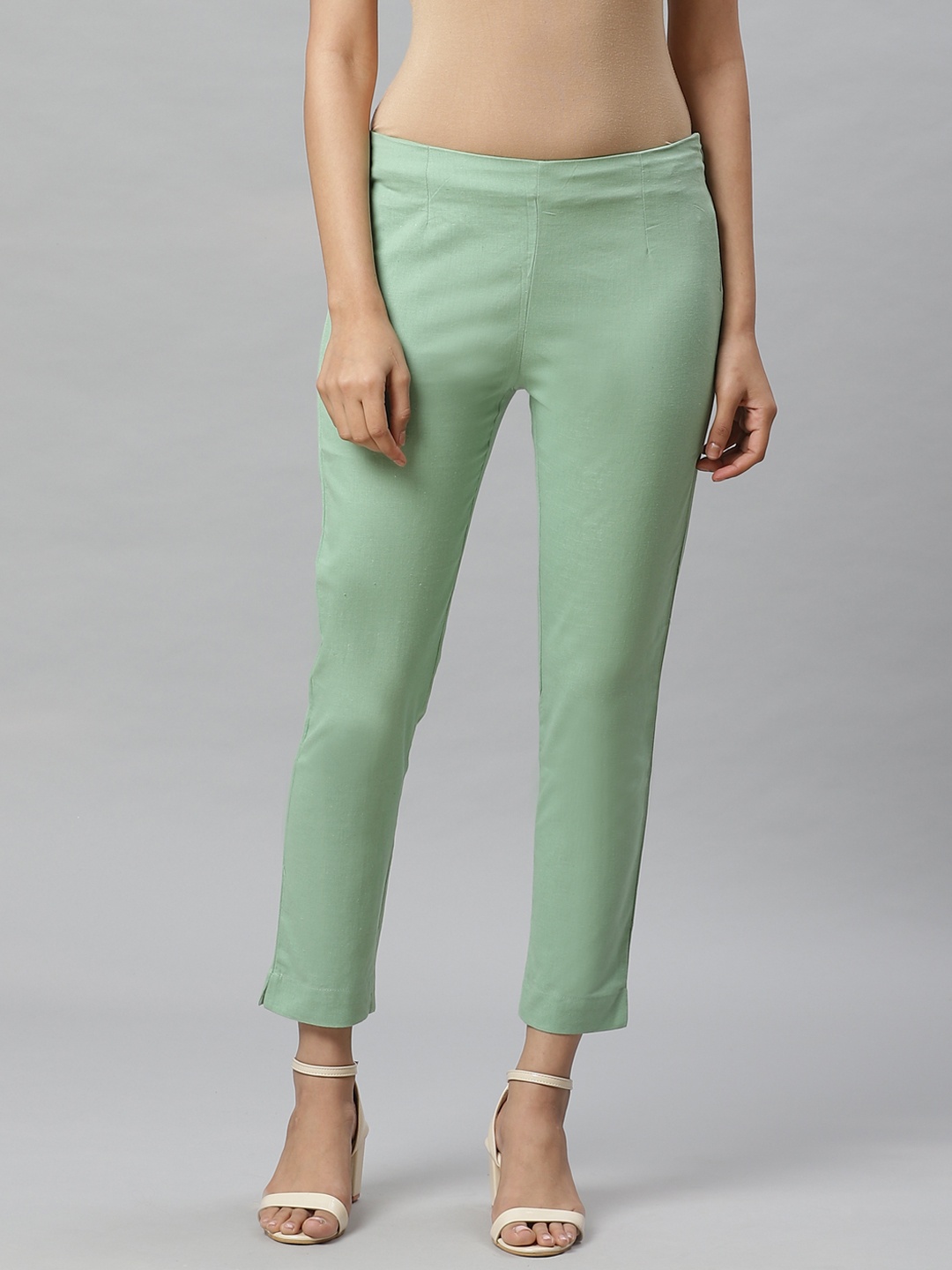 

W Women Green Slim Fit Solid Cropped Trousers