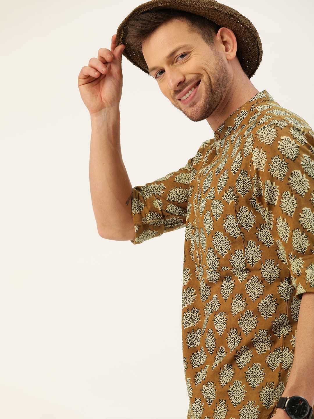 

Taavi Men Brown & Beige Bagru Hand Block Printed Straight Sustainable Kurta with Pocket