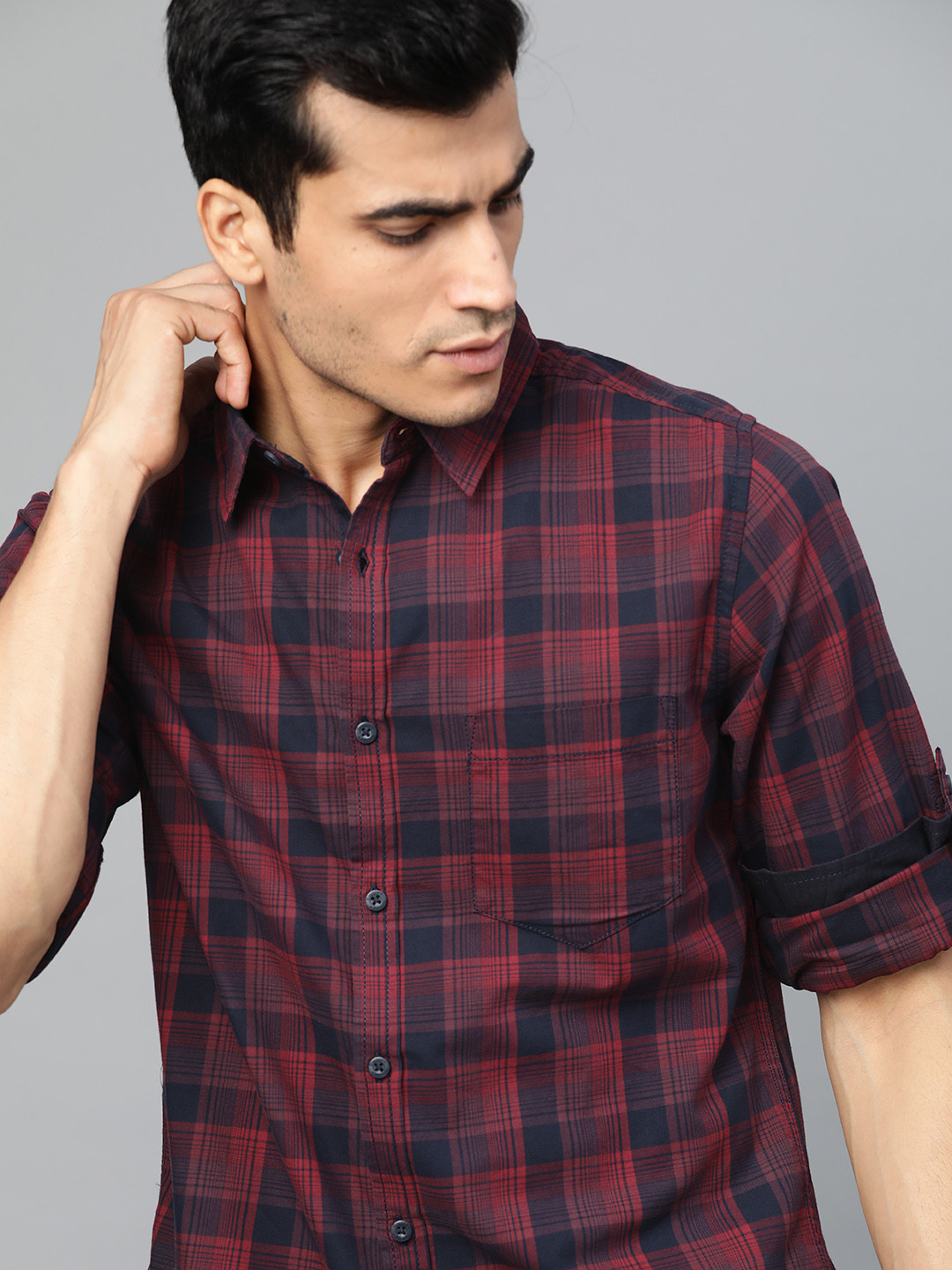 

Roadster Men Navy Blue & Red Regular Fit Checked Casual Shirt