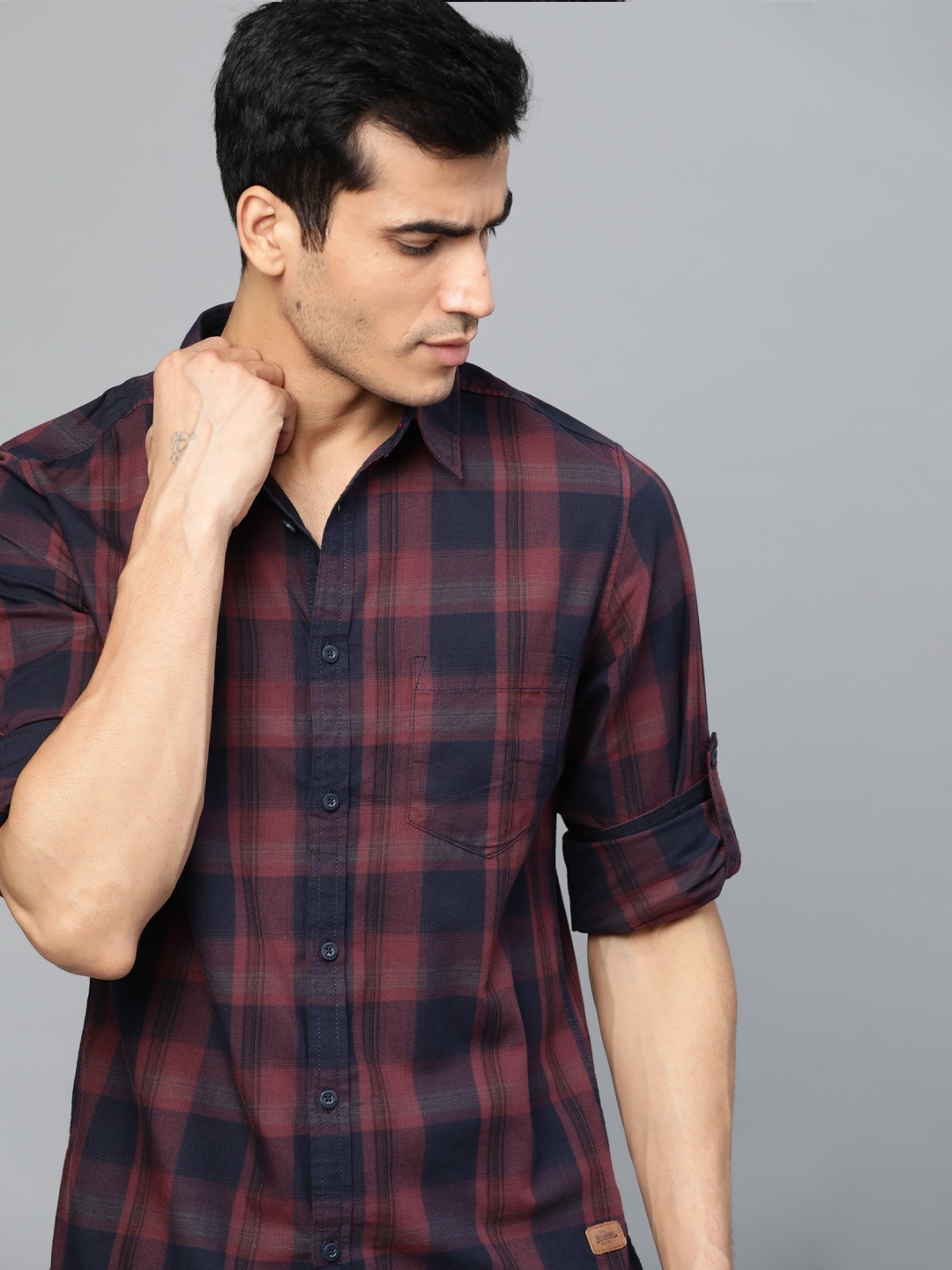 

Roadster Men Navy Blue & Burgundy Regular Fit Checked Casual Shirt