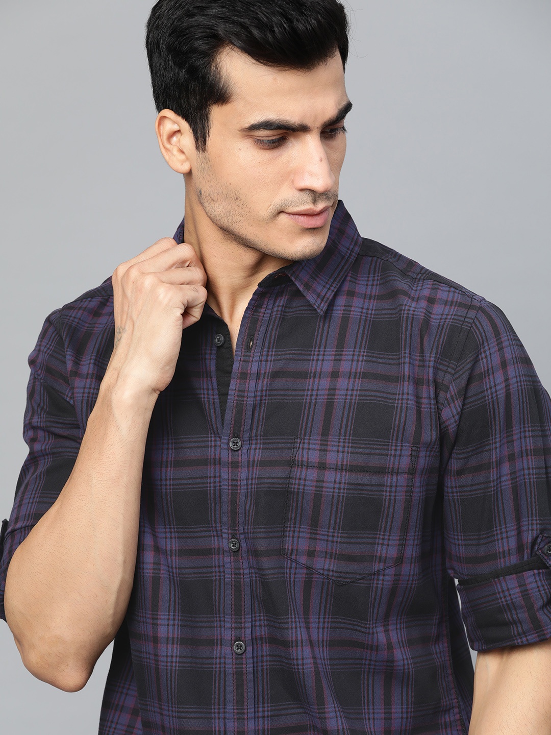 

Roadster Men Black & Blue Regular Fit Checked Casual Shirt